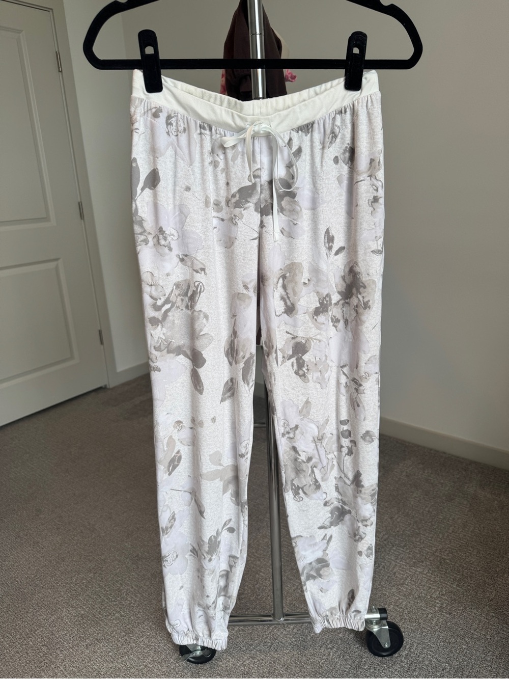Simply Vera Vera Wang White and Gray Floral Drawstring Pajama Pants Small